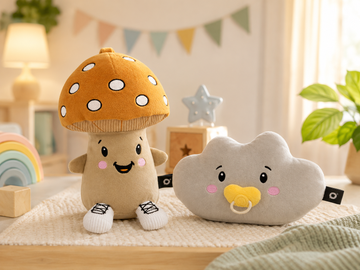 Spieluhr, Musikbox oder Kuscheltier mit Lautsprecher – zwei Lenabies in einem gemütlichen Kinderzimmer als Begleiter für Babys und Kleinkinder.