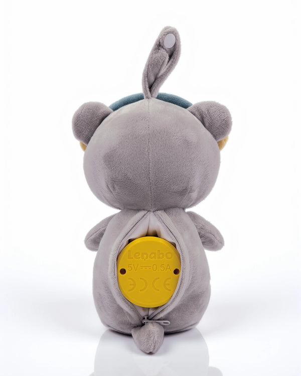 Auf dem Bild ist die Rückseite des Kuscheltieres Aaron zu sehen. Der graue Bär trägt blau-gelbe Ohrwärmer, und am Rücken ist der Reißverschluss geöffnet, sodass das runde gelbe Soundmodul mit Lenabo-Logo sichtbar wird.