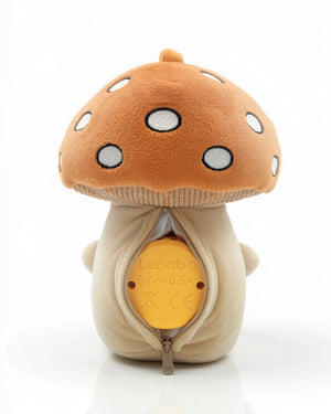 Die Rückansicht des Lenabo Charakters Felix zeigt seinen braunen Pilzhut mit weißen Punkten und den beigefarbenen Körper. Der Reißverschluss auf der Rückseite ist geöffnet, wodurch das gelbe Lenabo Sound- und Technikmodul sichtbar wird.