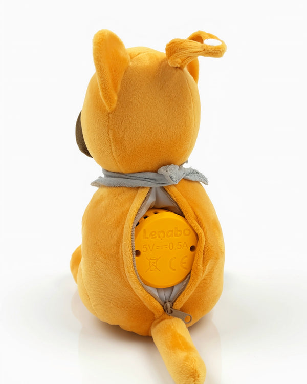 Rückansicht des gelben Plüschpumas Tali vor weißem Hintergrund. Sein hellgraues Halstuch ist sichtbar, und der geöffnete Reißverschluss am Rücken zeigt das gelbe, runde Audiomodul mit technischen Aufdrucken. Talis Schwanz liegt unten vor dem Reißverschluss.