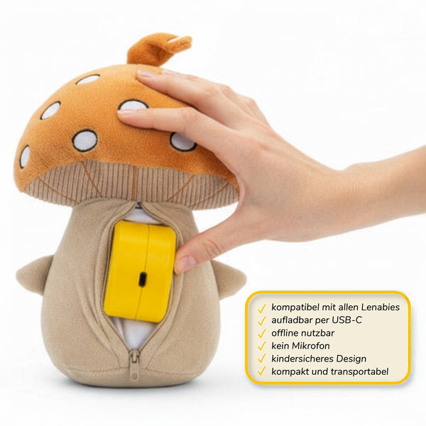 Eine Hand setzt den gelben Lenabo Smart Speaker in die geöffnete Rückentasche eines beige-braunen Pilz-Plüschcharakters ein. Der Reißverschluss auf der Rückseite ist geöffnet, und der kompakte Lautsprecher wird gerade in das Innenfach geschoben. Rechts im Bild steht eine Info-Box mit mehreren Stichpunkten zu den Funktionen des Moduls.