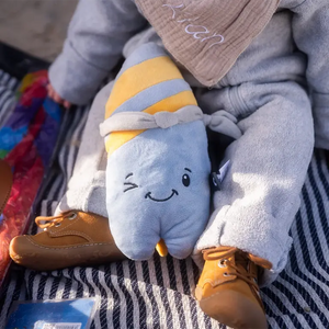 Lenabo Kuscheltier Lenabie Nalu (Surfboard) als treuer Begleiter für Kleinkinder ab 2 Jahren, weiches Hörspiel-Kuscheltier für unterwegs und zuhause, nutzbar mit liebevollen Gute-Nacht-Geschichten, Hörspielen und beruhigenden Audios über das Lenabo smarte Spielsystem, ideal als Reisebegleiter und Einschlafhilfe