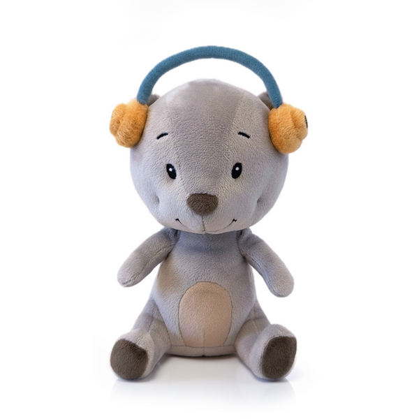 Lenabie Aaron (Bär) als Audio-Kuscheltier für Babys und Kinder – grauer Bär mit flauschigen Ohrenschonern, Produktbild auf weißem Hintergrund in Frontansicht - nutzbar als Kuscheltier oder in Kombination mit dem Lenabo Smart Speaker für Kindern von 0 bis 7 Jahren