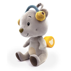 Auf dem Bild sitzt das Plüschtier Aaron, ein grauer Bär mit blauen Ohrwärmern und gelben Plüsch-Ohren. Das gelbe runde Soundmodul ist seitlich am Rücken sichtbar. Der Bär hat ein freundliches Gesicht und sitzt auf einem weißen Hintergrund.