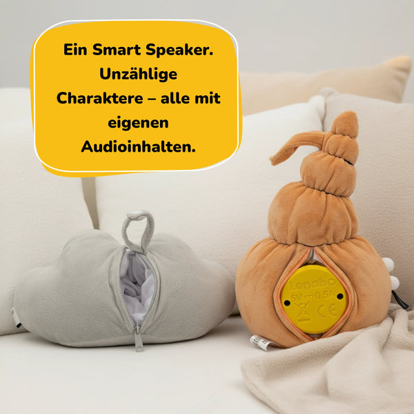 Ein Smart Speaker für alle Lenabie Charaktere – zeigt zwei Lenabie Kuscheltiere mit integrierter Innentasche und eingesetztem Lenabo Smart Speaker, flexibel austauschbar zwischen verschiedenen Lenabie Motiven, jeweils mit eigenen, altersgerechten Audioinhalten wie Geschichten, Musik und Lernangeboten ab Geburt bis ins Schulalter.