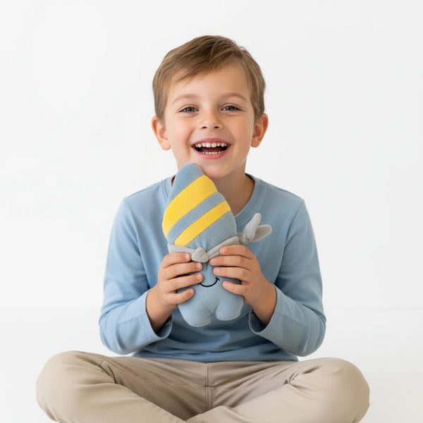 Lenabie Nalu (Surfboard) Kuscheltier im Spielmoment mit Vorschulkind – mitwachsender Audio- und Kuschelbegleiter für Kinder von 0–7 Jahren, kombinierbar mit dem Lenabo Smart Speaker