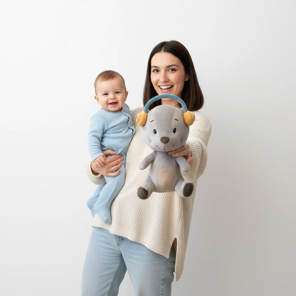 Lenabie Aaron (Bär) – flauschiges Audio-Kuscheltier für Babys und Kleinkinder, eine Mutter zeigt den Bären als liebevollen Begleiter für Musik und Geschichten ab 0 Jahren.