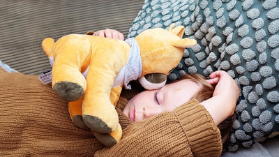 Lenabo Hörspiel Kuscheltier im Einsatz, Kind schläft entspannt mit Lenabie Tali Puma und hört beruhigende Audios, Wiedergabe über die Lenabo App steuerbar für Weißes Rauschen, Einschlafmelodien, Gute-Nacht-Geschichten und Hörspiele für Kinder von 0–7 Jahren