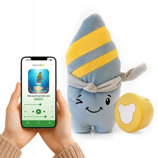Der Lenabo Plüschcharakter Nalu steht neben dem gelben Smart Speaker. Daneben hält eine Person ein Smartphone, auf dem die Lenabo App geöffnet ist. Angezeigt wird eine Nalu-Geschichte mit Player-Bedienelementen.