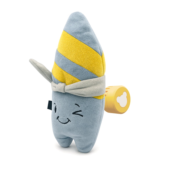 Der Lenabo Charakter Nalu in Seitenansicht. Das surfbrettförmige Plüschtier trägt zwei diagonale gelbe Streifen und ein graues Halstuch. Der gelbe Lenabo Smart Speaker ist sichtbar und teilweise aus der Öffnung auf der Rückseite herausgezogen.
