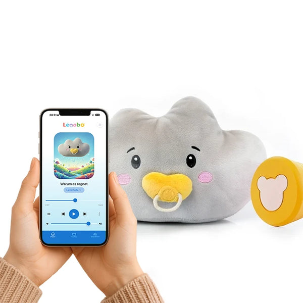 Der wolkenförmige Lenabo Charakter Lina liegt neben einem Smartphone, das die Lenabo App geöffnet zeigt. Auf dem Display ist eine Lina-Audiodatei mit dem Titel ‚Warum es regnet‘ zu sehen, inklusive Player-Steuerung. Rechts im Bild liegt der gelbe Lenabo Smart Speaker.